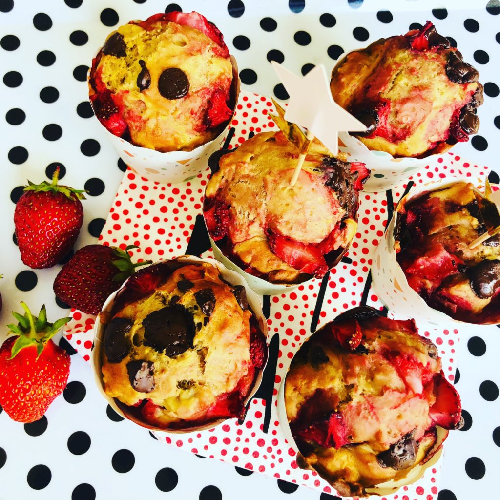 Muffins med chokolade chips og jordbær. Sunde og lækre.